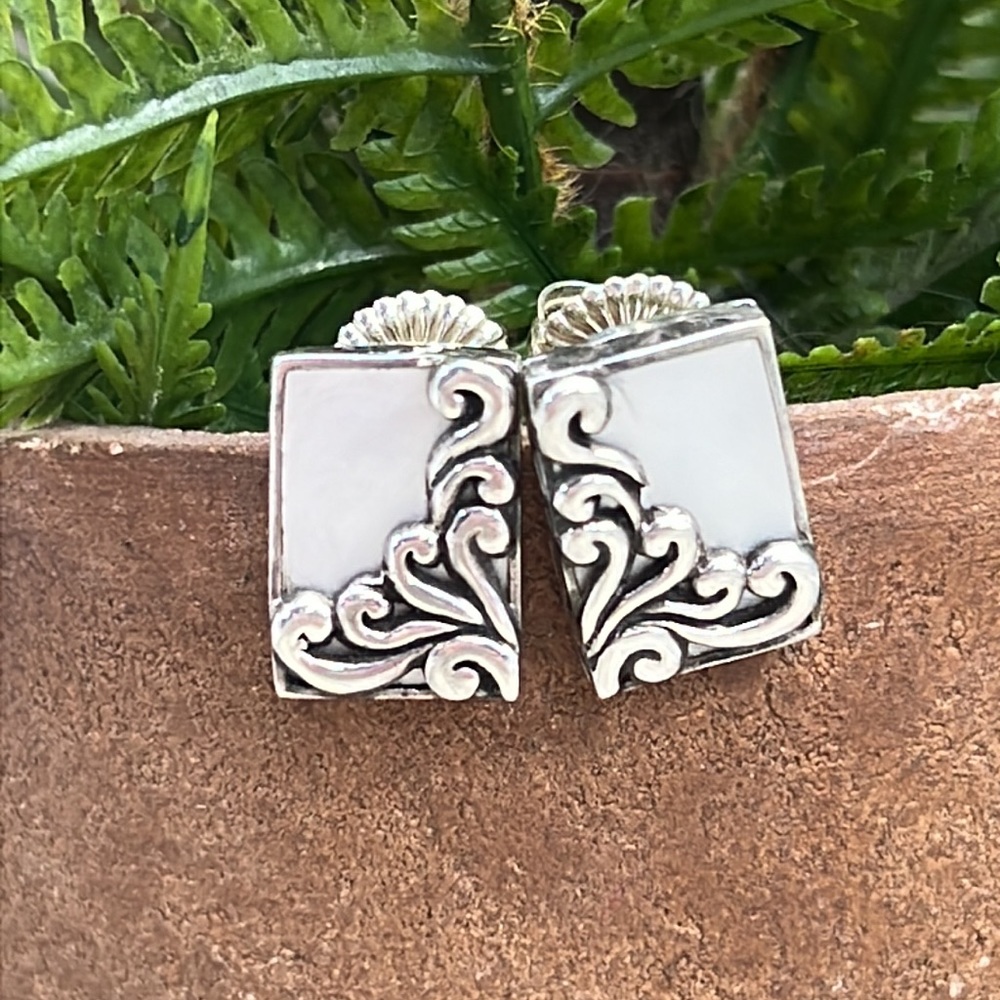 ⭐️Vintage sterling silver ornate frame mother of Pearl post earrings